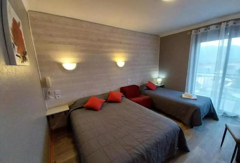 اتاق استاندارد سه تخته با بالکن, Hôtel L Oustalet