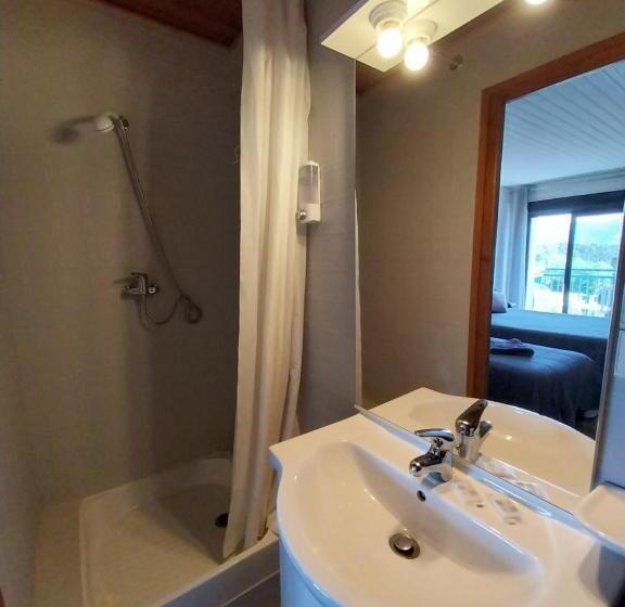 غرفة قياسية رباعية مزودة بشُرفة, Hôtel L Oustalet