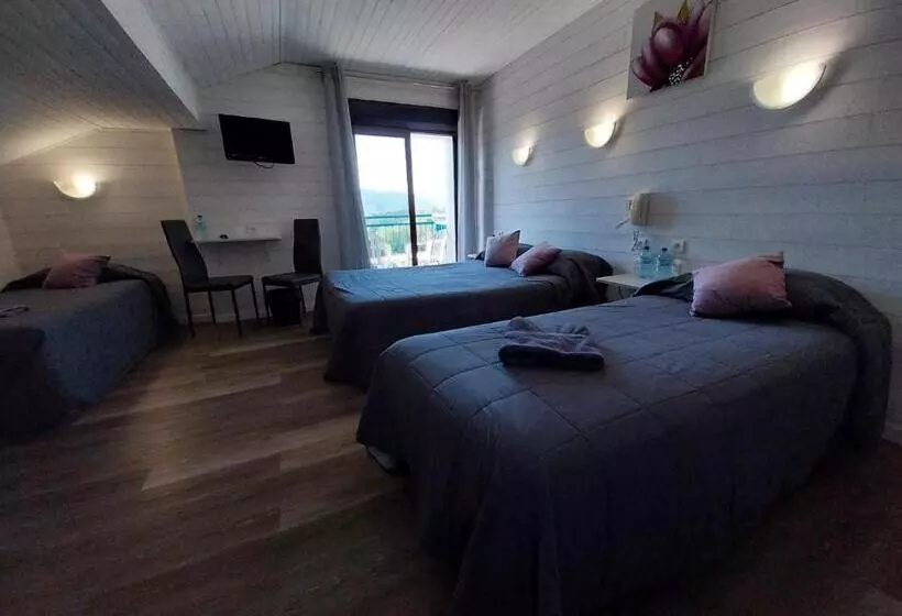 اتاق استاندارد چهارنفره با بالکن, Hôtel L Oustalet