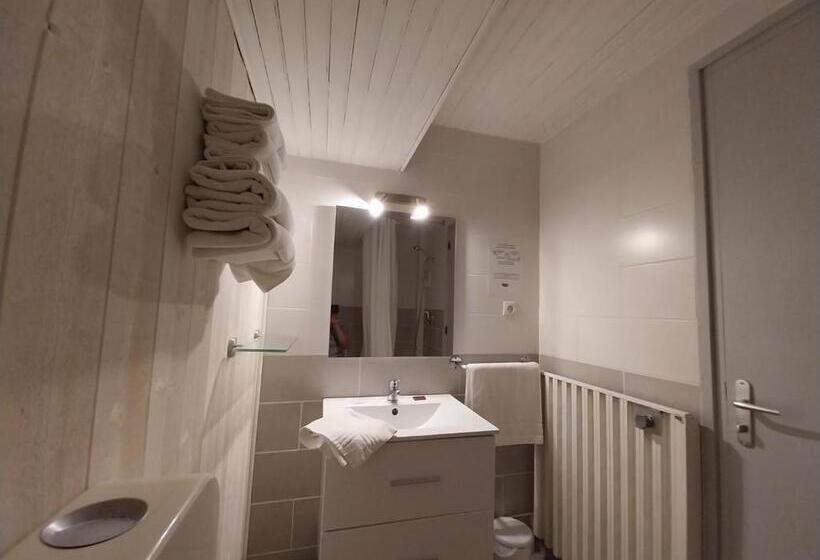 Номер Стандарт Трехместный, Hôtel L Oustalet