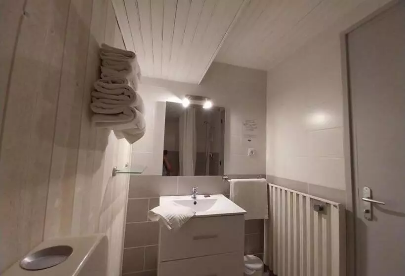 اتاق استاندارد سه نفره, Hôtel L Oustalet