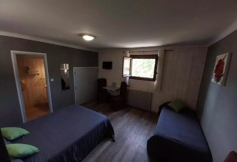اتاق استاندارد سه نفره, Hôtel L Oustalet