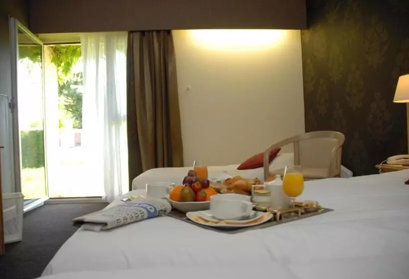 Pokój Standard Trzyosobowy, Logis Le Relais Fleuri