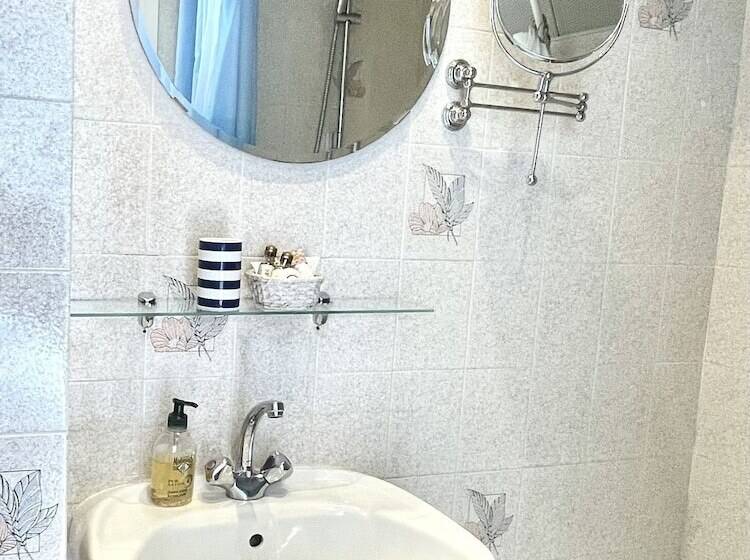 غرفة قياسية مطلّة علي البحر, Normandy