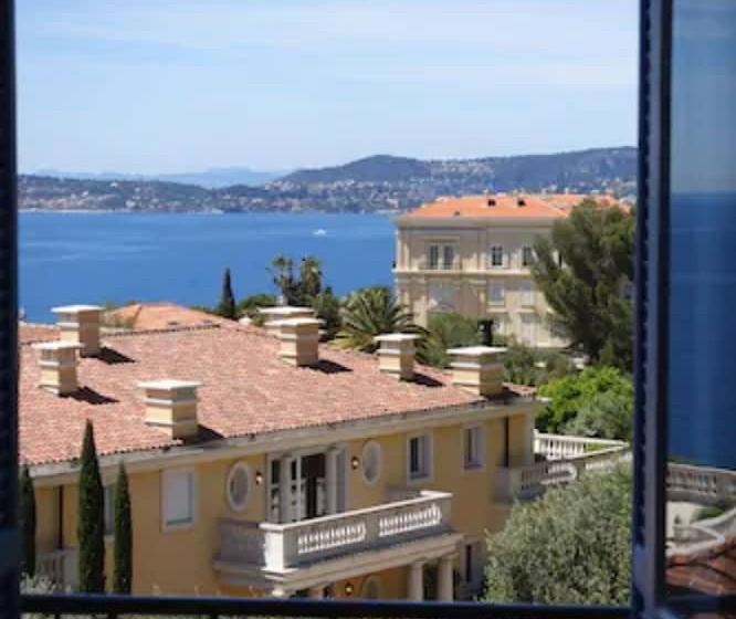 غرفة قياسية مطلّة علي البحر, Normandy