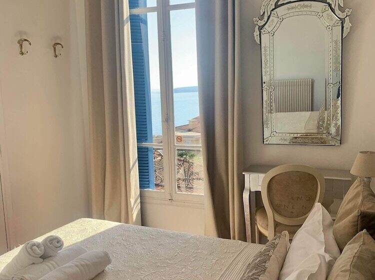 غرفة قياسية مطلّة علي البحر, Normandy