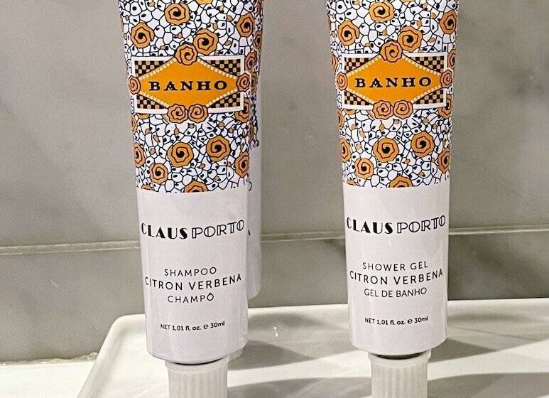 جناح مطلّ علي الجبل, Normandy