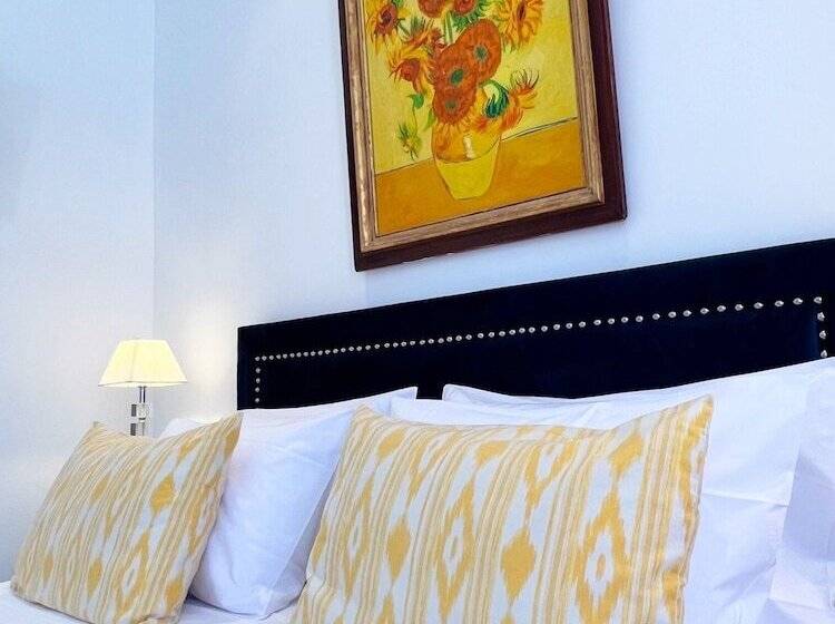 جناح مطلّ علي الجبل, Normandy