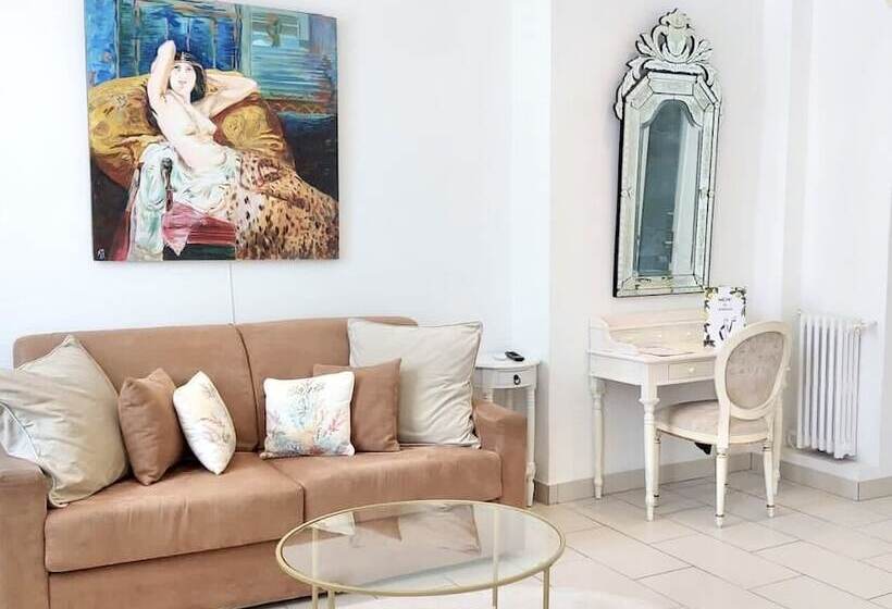 جناح مطلّ علي الجبل, Normandy