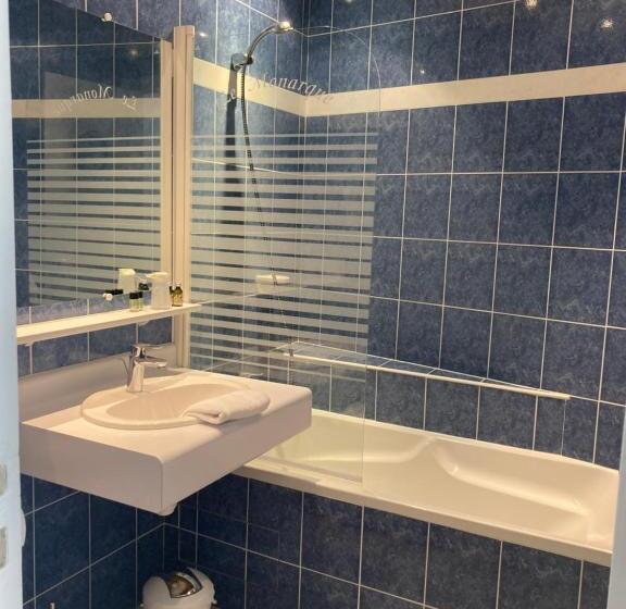 스탠다드 트리플 룸, Logis Hôtel Restaurant Le Monarque