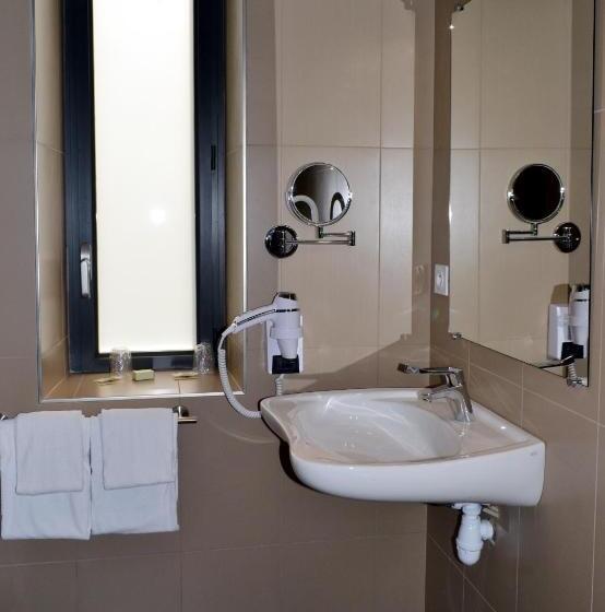 장애인을 위한 킹사이즈 침대 스탠다드 룸, Logis Hôtel Restaurant Le Monarque