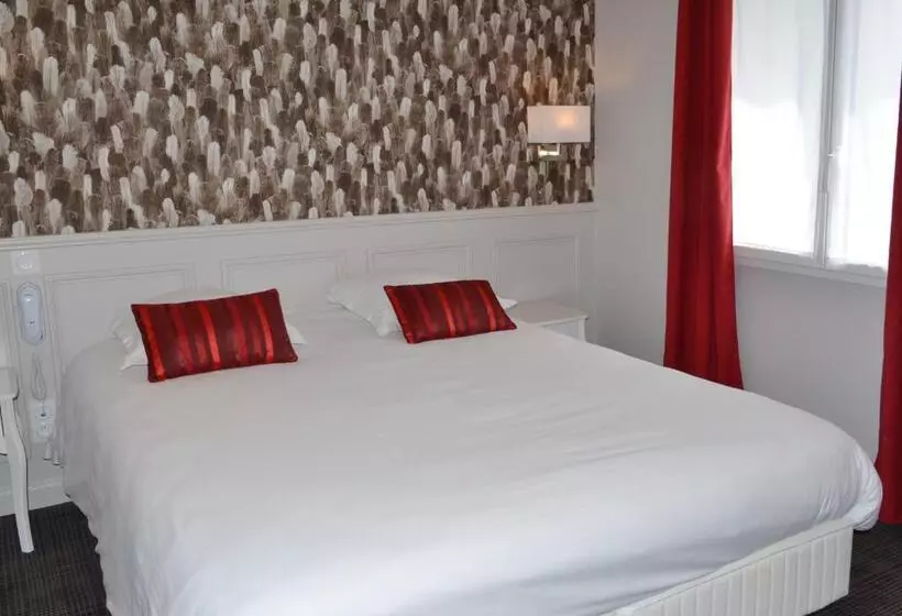 اتاق استاندارد با تخت بزرگ برای معلولان, Logis Hôtel Restaurant Le Monarque