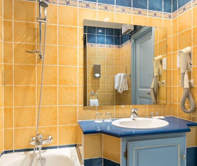 חדר דלוקס לשלושה, The Originals Boutique, Hôtel Des Orangers, Cannes