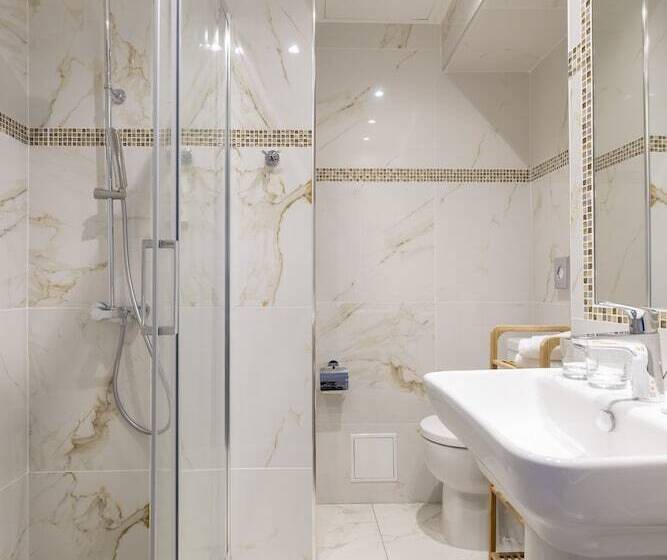 اتاق لوکس سه تخته, The Originals Boutique, Hôtel Des Orangers, Cannes