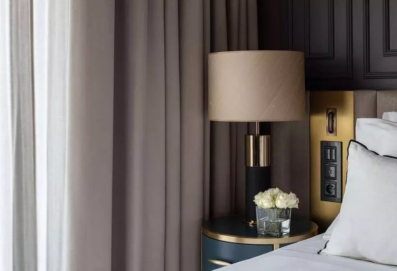 オーシャンビューのプレミアムルーム。, Anantara Plaza Nice