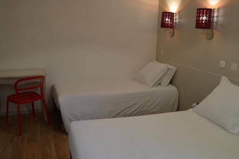 标准三人间, Hôtel Les Corps Saints