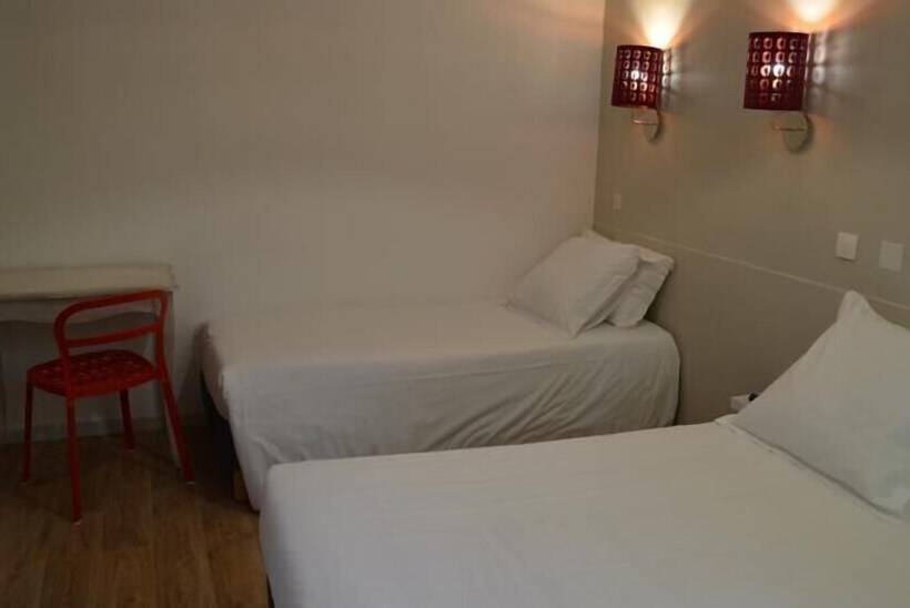 标准三人间, Hôtel Les Corps Saints