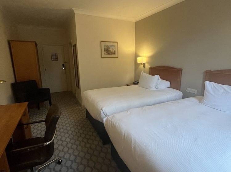 Семейный Номер, Avisford Park