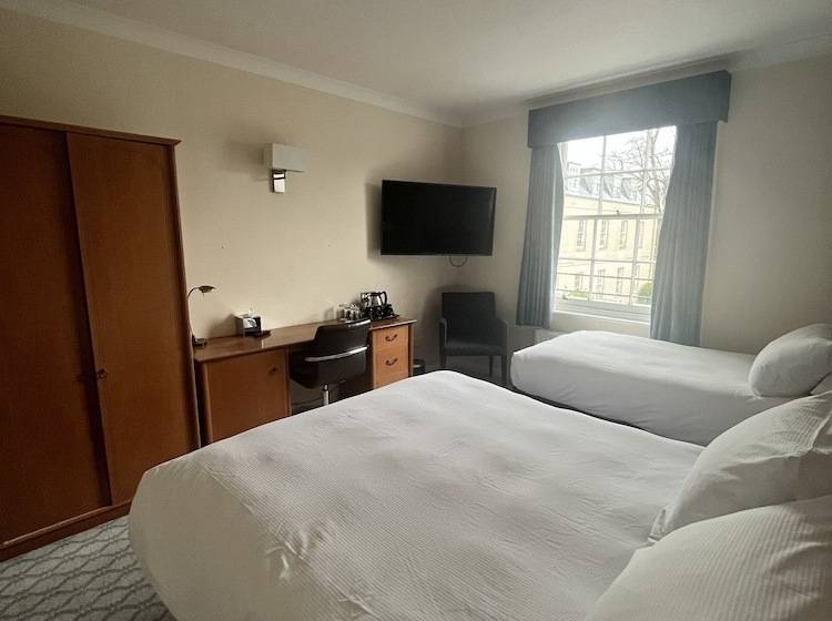 Семейный Номер, Avisford Park