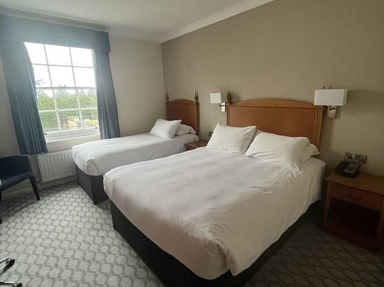 Семейный Номер, Avisford Park