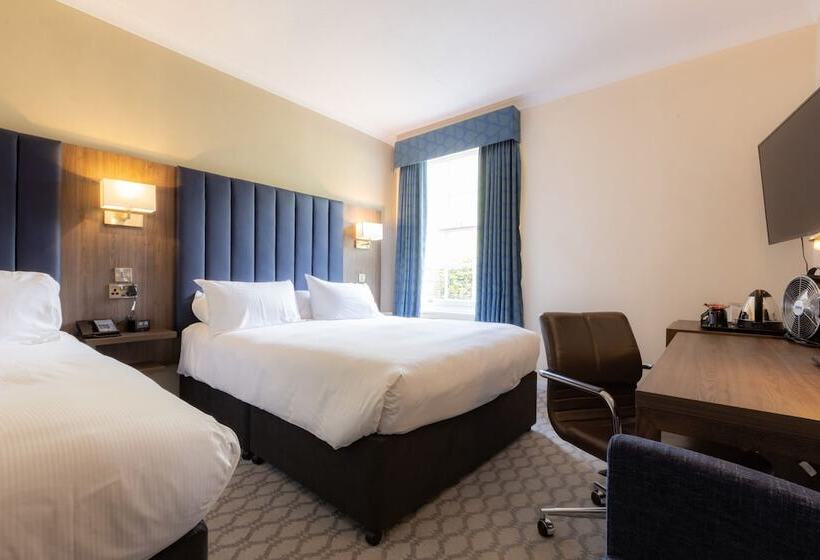 Семейный Номер, Avisford Park