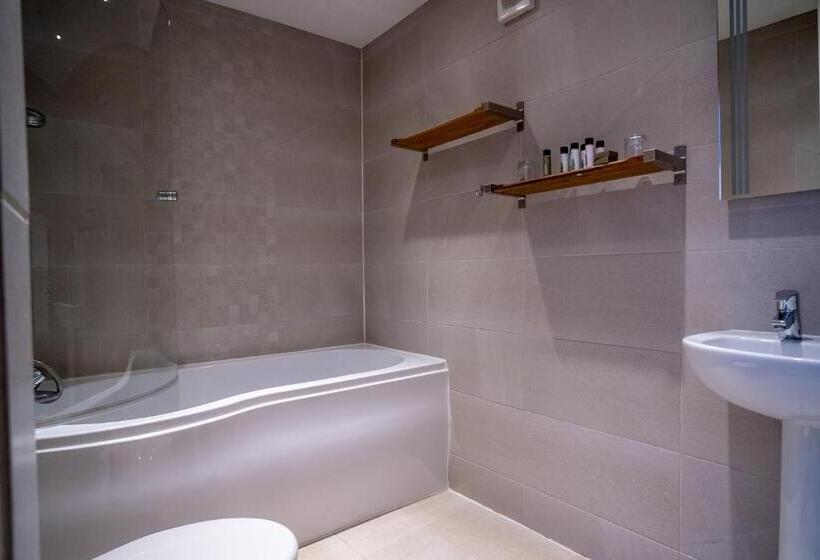 패밀리 룸, Balmer Lawn