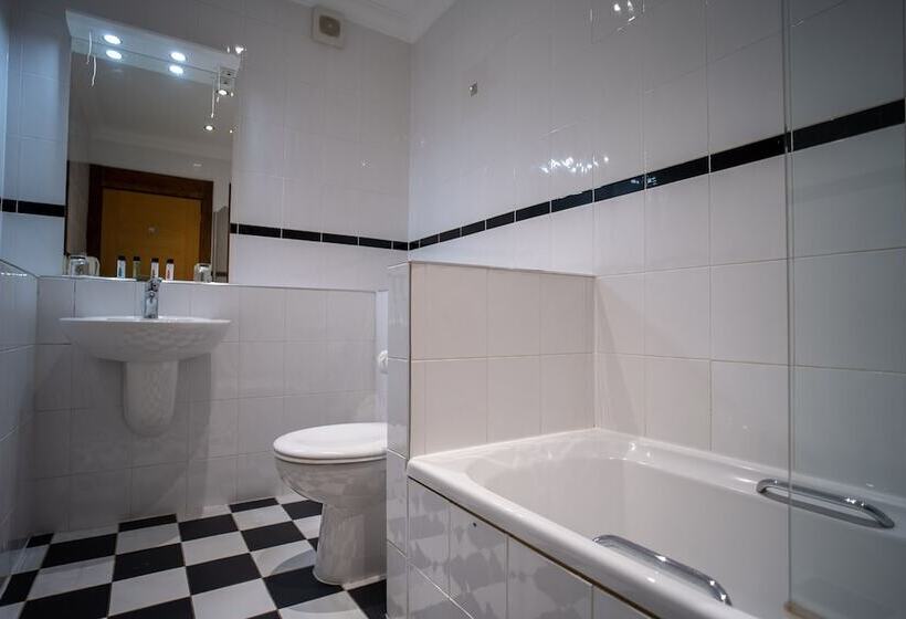 수피리어 룸, Balmer Lawn