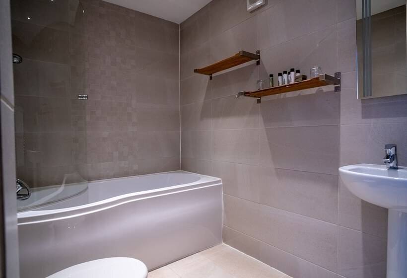 패밀리 룸, Balmer Lawn