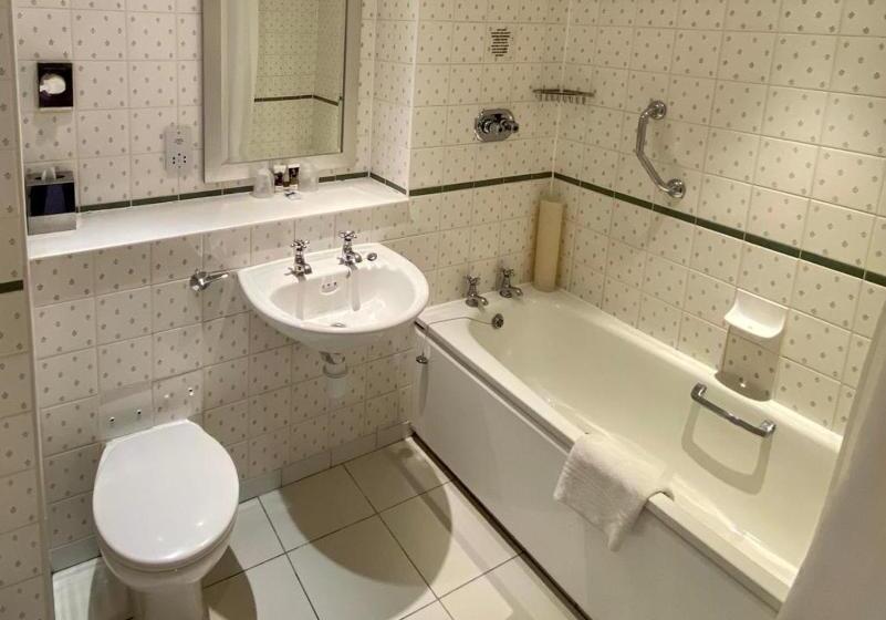 חדר קלאסי, Whately Hall