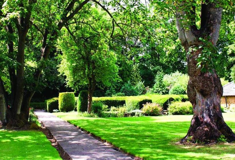 Полулюкс, Whately Hall