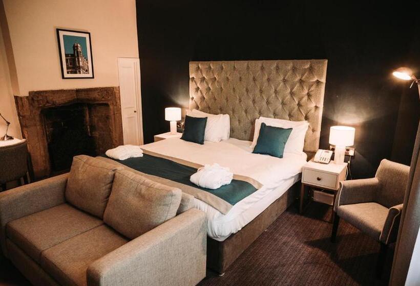 סוויטת ג'וניור, Whately Hall