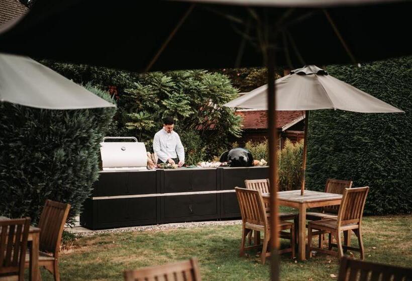 סוויטה, Whately Hall