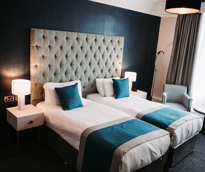 חדר קלאסי, Whately Hall