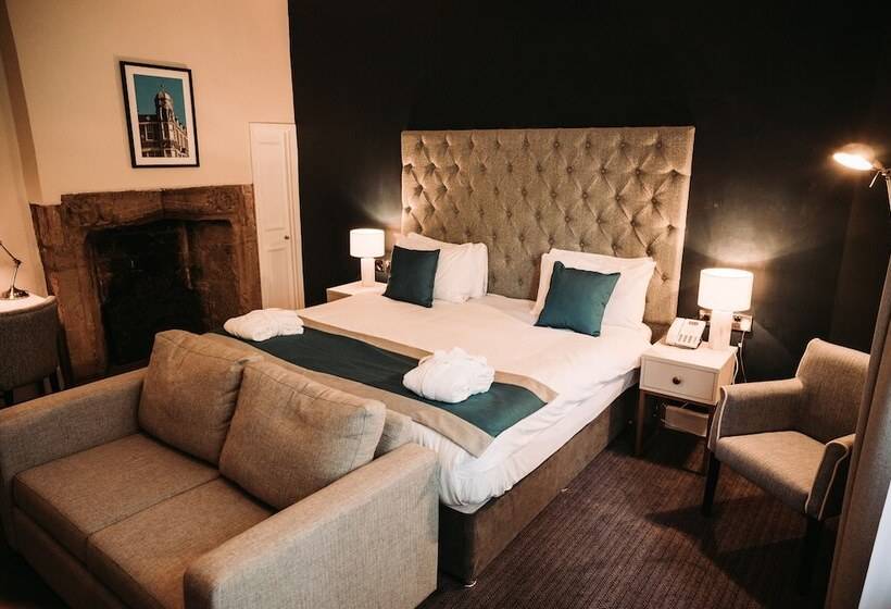 סוויטת ג'וניור, Whately Hall