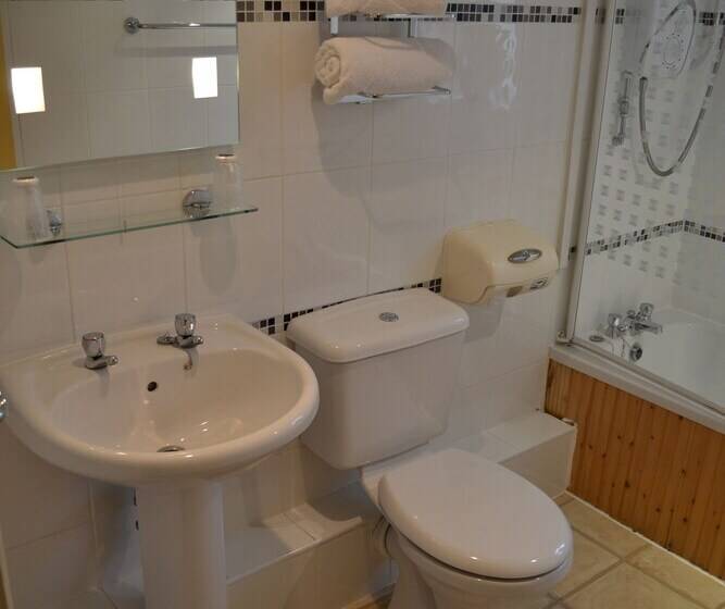 Семейный Номер, Brookside Hotel & Restaurant ,suitable For Solo Travelers, Couples, Families, Groups Education Trips