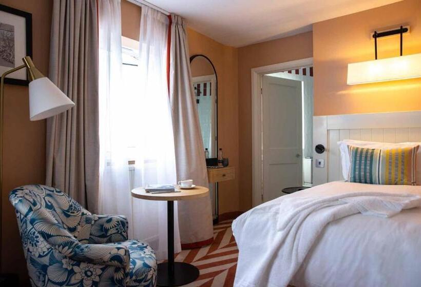 标准单人间, The Relais Cooden Beach