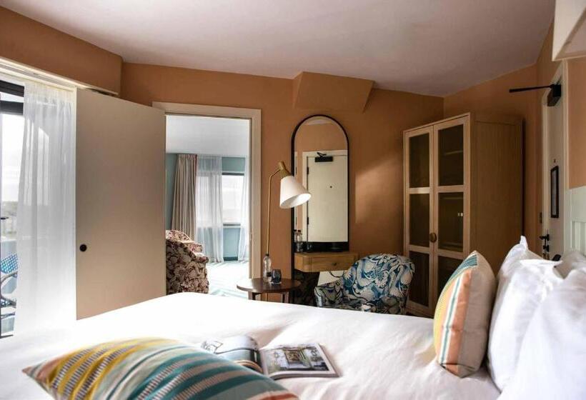 Семейный Номер, The Relais Cooden Beach