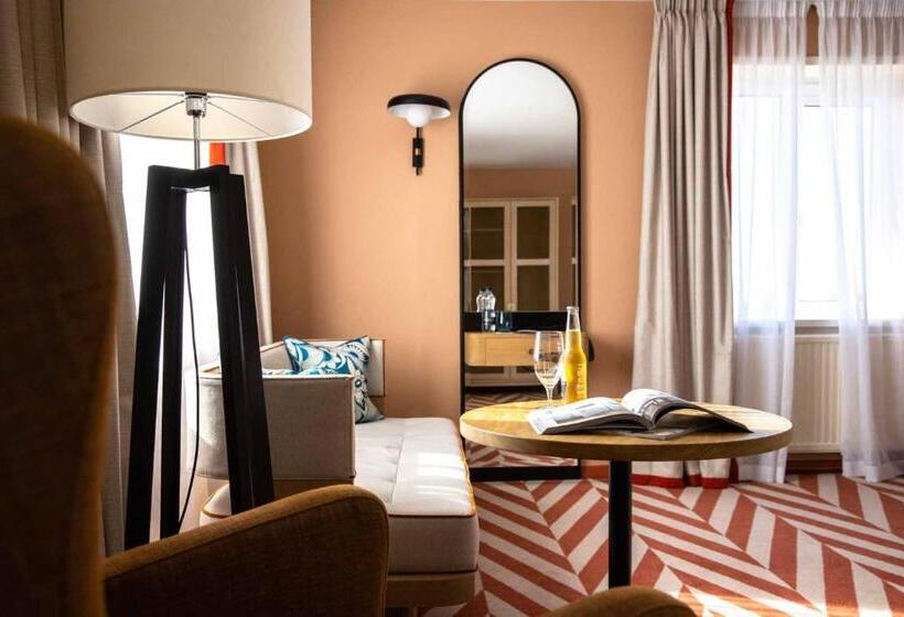 Полулюкс, The Relais Cooden Beach