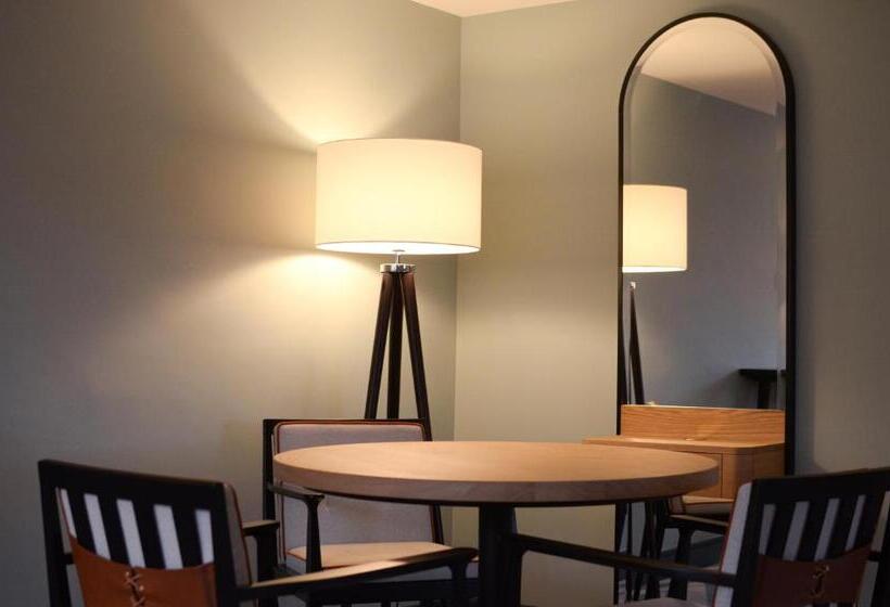 Полулюкс, The Relais Cooden Beach