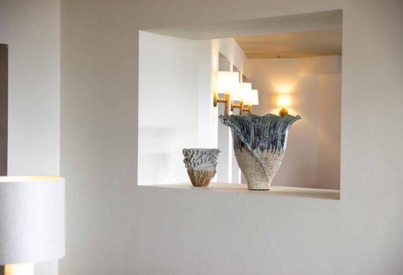 Полулюкс, The Relais Cooden Beach