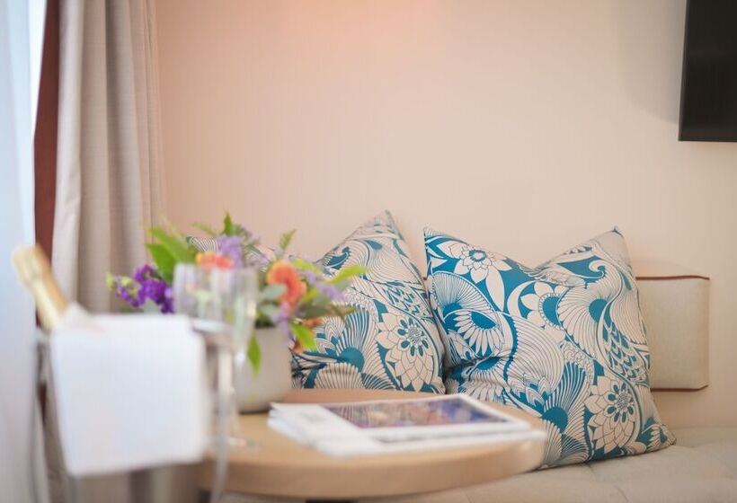 Семейный Номер, The Relais Cooden Beach