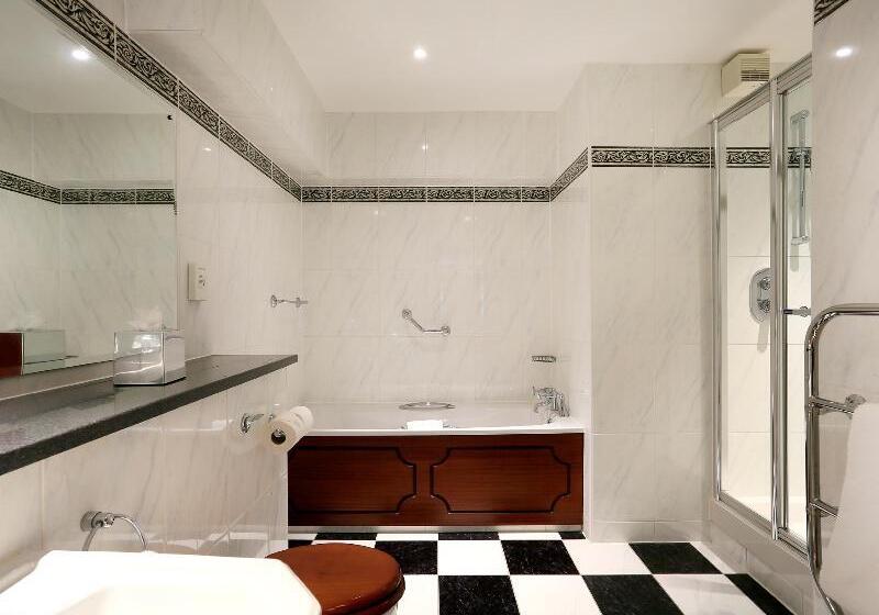 Номер Deluxe, Macdonald Norwood Hall