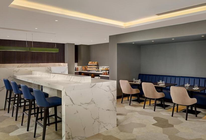 חדר קלאב, Sheraton Grand Hotel & Spa