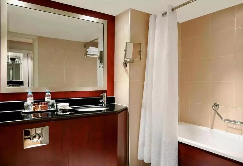 ダブルベッドのクラシックルーム, Sheraton Skyline Hotel London Heathrow