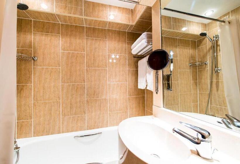 豪华家庭房间, The Liner At Liverpool