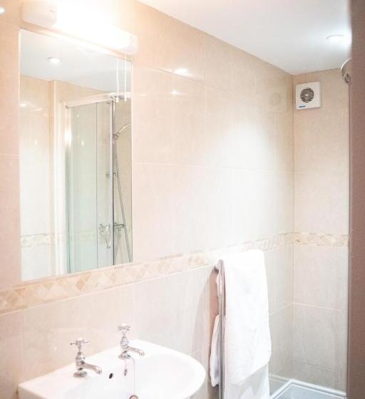 جناح جونيور عائلى, The Old Ferry Inn