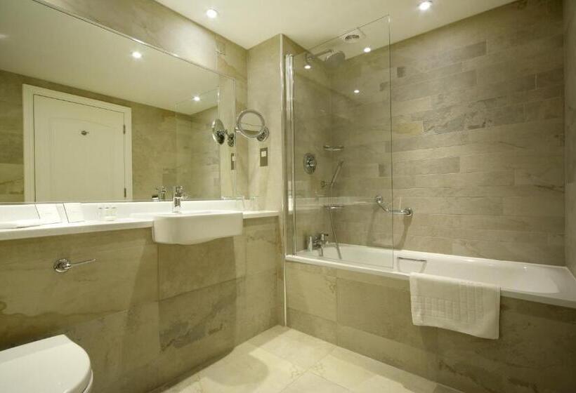 جناح جونيور مطل على النهر, Trout