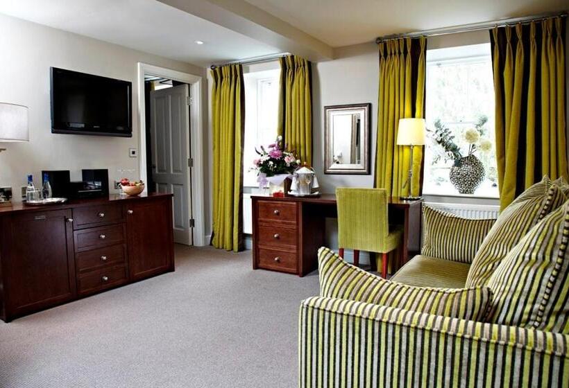 جناح ديلوكس, Trout