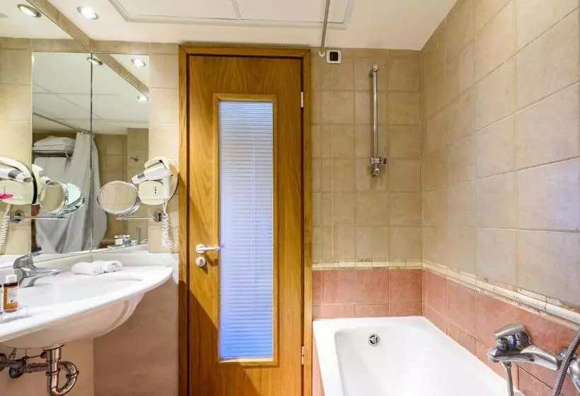 エクゼクティブトリプル, Alexander Beach Hotel & Spa