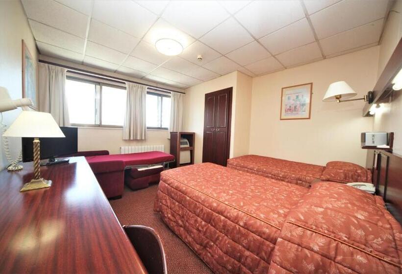 اتاق ساده سه‌ نفره, Bristol